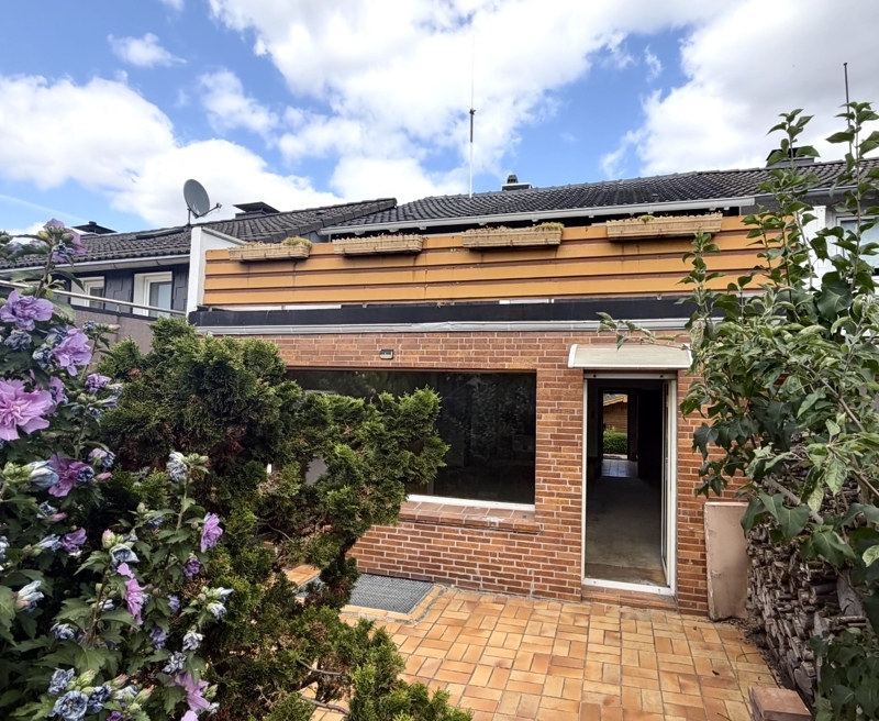Reihenmittelhaus mit Potenzial und großer Garage – Verwirklichen Sie Ihre Vorstellungen! 45309 Essen, Reihenhaus