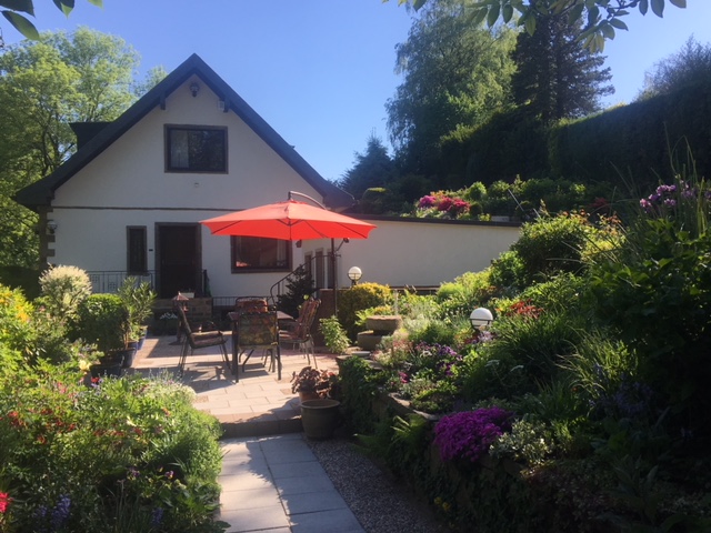 Doppelhaushälfte mit liebevoll gestaltetem Garten 45136 Essen / Bergerhausen, Doppelhaushälfte